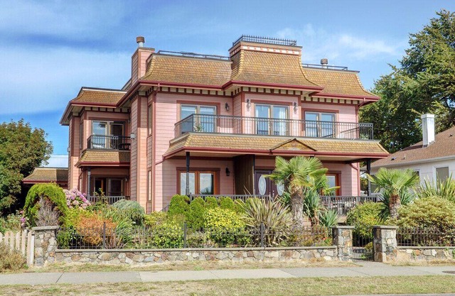 Sleeps 8+, James Bay, Victoria BC, Dallas Rd. Ocean Views from every room!