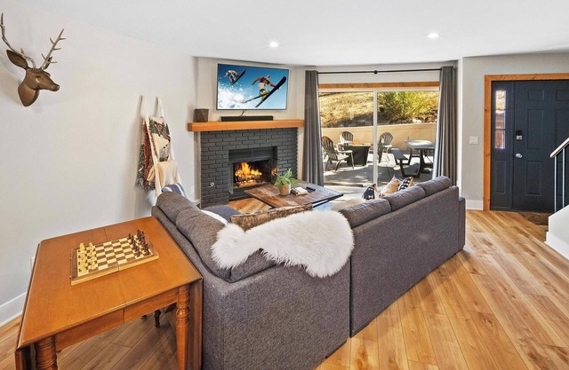 Slopeside at Bear Mountain By Destination Big Bear:Ski In Ski Out Patio w/FIRE PIT! Community PickleBall/Tennis/Basketball Courts + HOT TUB! Walk to Bear Mountain Resort, Golf Course & National Forest Trails!