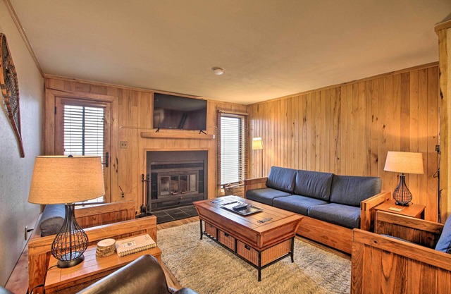 Slopeside Snowshoe Condo - Walk to Ski Lifts!