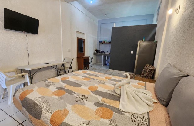 Small studio APT 5min to DT!