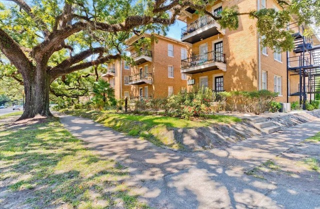 Small Studio Condo -Private balcony -Free Parking