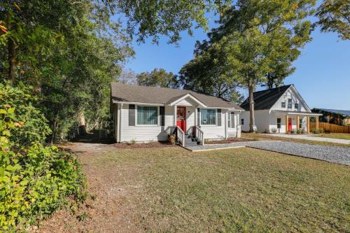 Small-Town Charm and Local Dining Home in Burgaw!