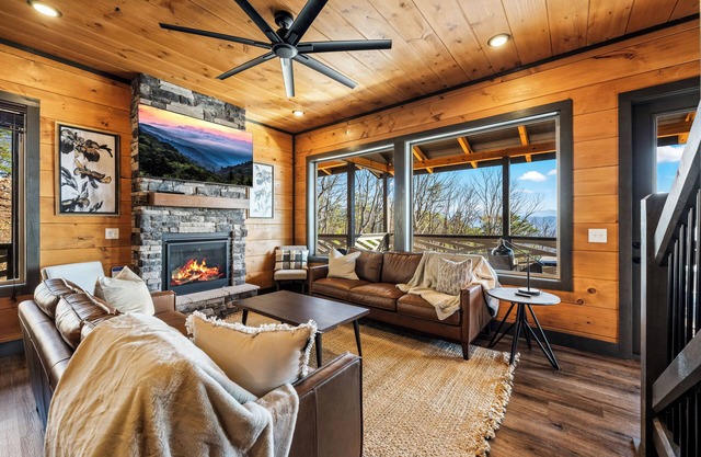 SMHideaway: Mtn Views, Indoor Pool, Theater, Games, Hot Tub, Wifi