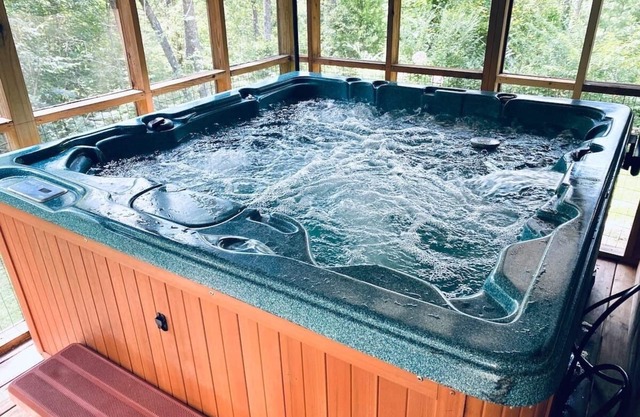 Smoky Cozy Cabin/Family-Oriented/Prime-Location/Hot-tub/Pet friendly/Fire-pit