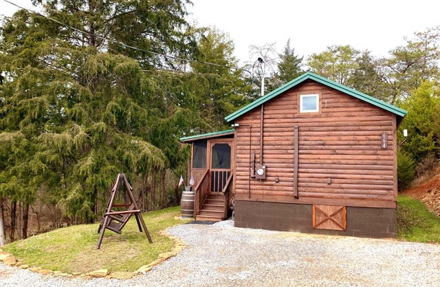 Smoky Hollow Outdoor Resort - Log Cabin