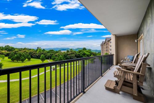 Smoky View Haven- Indoor Pool, Playground, Walking Trail, Hot Tub