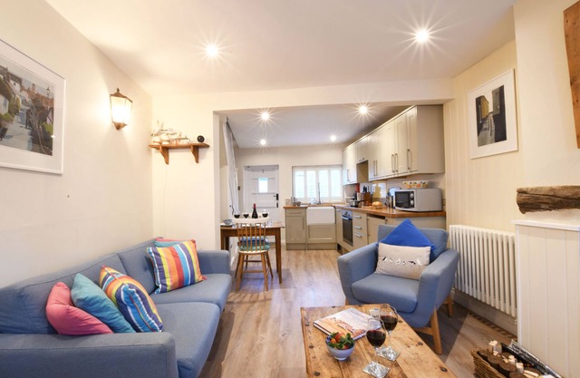 SMUGGLERS REST, ALDEBURGH, pet friendly, with open fire in Aldeburgh