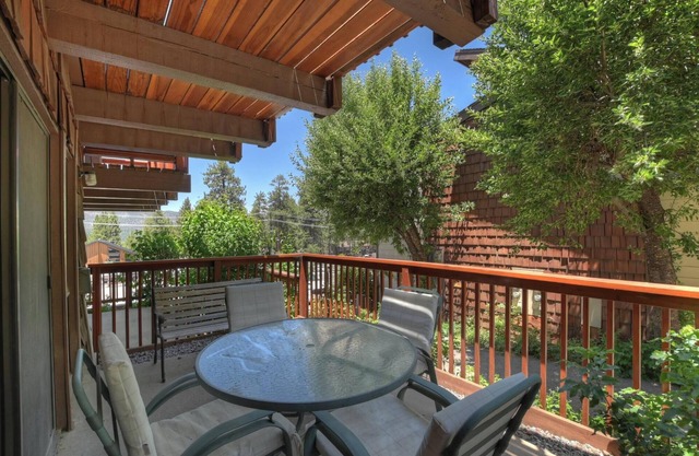 Snow Summit Ridge : Steps to Snow Summit! Pet Friendly! Community Pool! Cable TV! Deck! Patio!