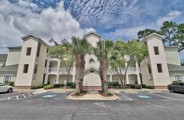 Snowbird deal! 2BR condo on 18th hole, near beaches. Perfect winter escape!