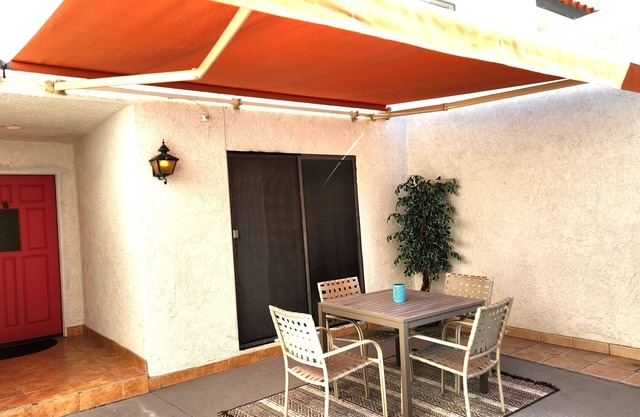 Snowbird Delight. Two-minute walk to downtown action. Casino around the corner.