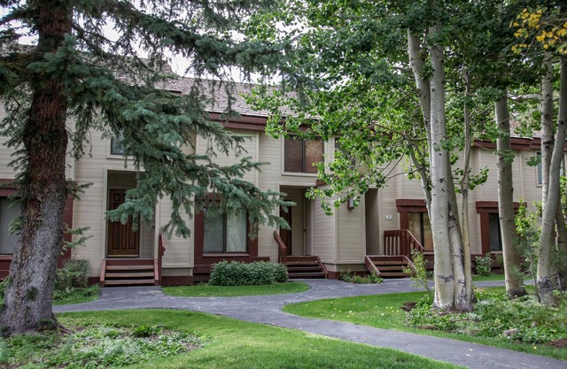 Snowcreek III 441 Pet-Friendly, BBQ Grill, Updated and On the Snowcreek Meadow by RedAwning