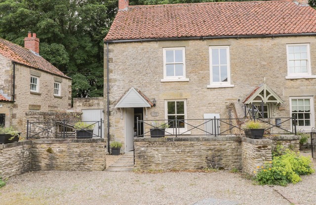 SNOWDROP COTTAGE, pet friendly, with open fire in Brompton-By-Sawdon