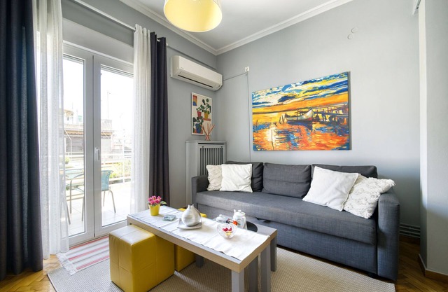 Snug apartment in Αθήνα with veranda