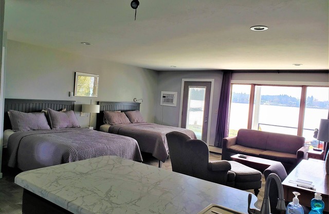 Snug Harbor Inn - Deluxe 8 & 9