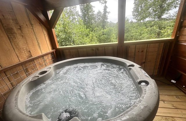 Snuggle Time -Hot Tub, Fireplace,Hiking,View,Near Asheville ,WiFi