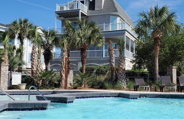 So Close to the Beach & Pool!