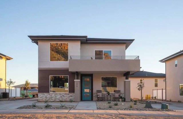 So Zion Coral Cliffs, 4Bed, 3Bath, Hot Tub, Deck, Fire Pits, Mountain View