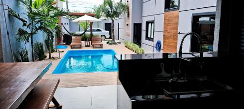 Sobrado com 3 Suítes, Piscina, Sala de Jogos, Garagem para 4 Carros