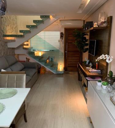 Sobrado em condomínio à 700m da praia Asturias Guarujá - SP