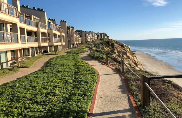 Solana Beach Retreat: a Stone`s Throw to the Sand!