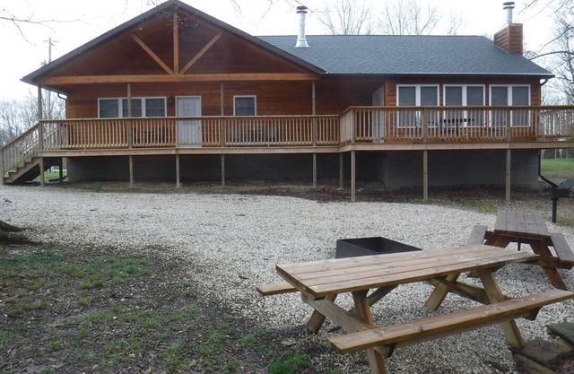 Solarium Deluxe Cabin 19 Located on Patoka Lake in Southern Indiana