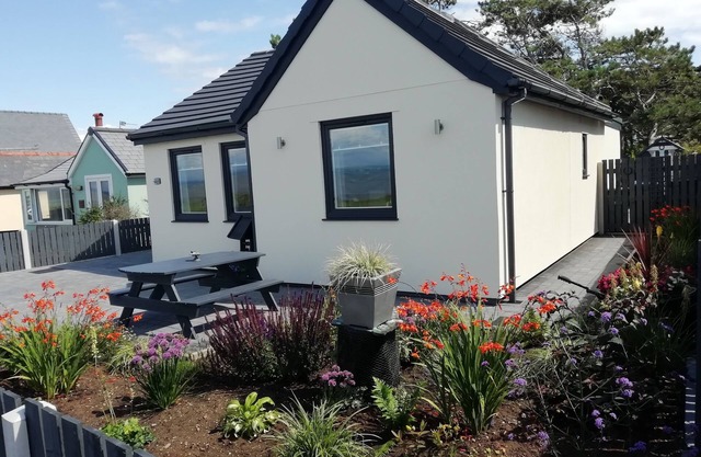 SOLWAY VIEW, pet friendly, character holiday cottage in Silloth