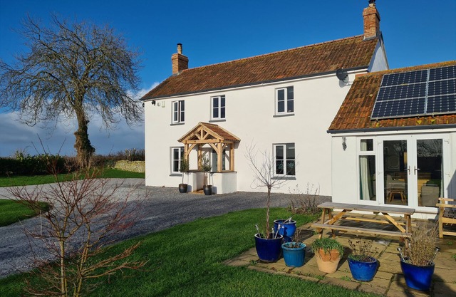 SOMERSET HOUSE, family friendly, with hot tub in Middlezoy
