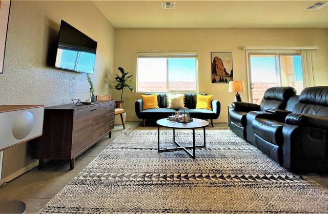 ☀️Sonoran Desert Oasis Central Location Pool/Hot tub Family Getaway