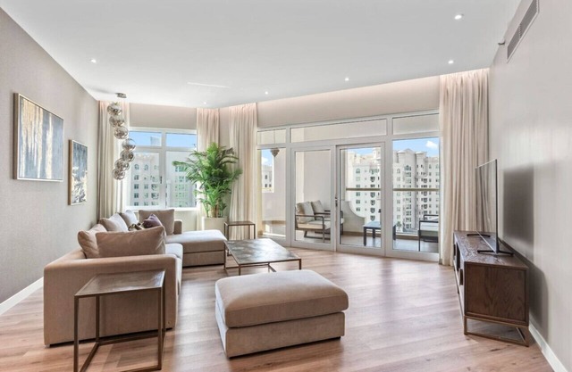 Sophisticated 3 Bed Palm Jumeirah w Beach Access