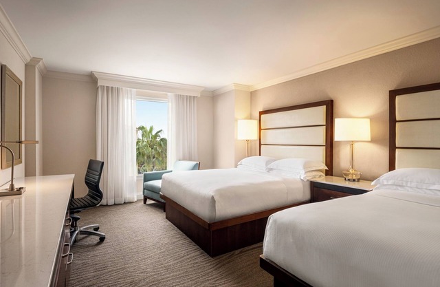 Sophisticated Suite with Shuttle to Clam Pass Beach