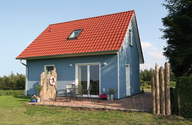 "Söt`Hafenhus" at the idyllic, small harbor, with a wide view of Bodden meadows