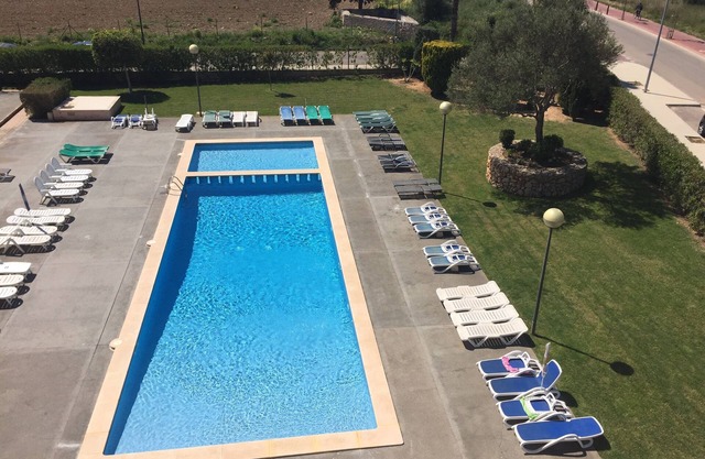 South Facing Penthouse Apt 100m to beach, Mountain Views, WiFi, Roof Sun Terrace