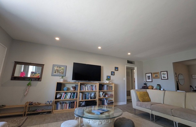 SOUTH PALM DESERT - 2-Bedroom House; BEST LOCATION nWalk to El Paseo;