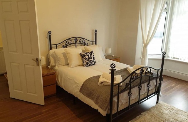 South Shield's Hidden Gem Garnet 3 Bedroom Apartme