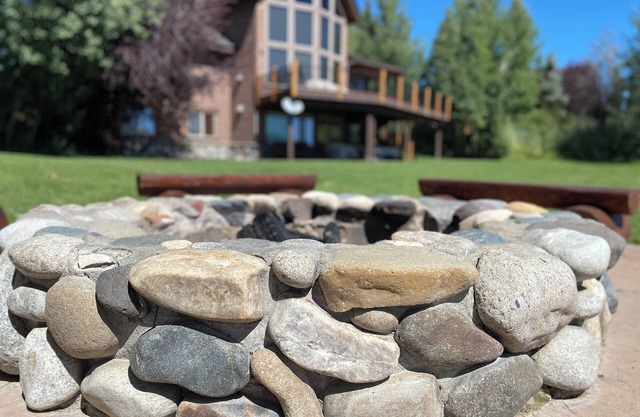 South Shores Lodge* 5Br, Sleeps 12, Waterfront, Private Boat Dock, Wifi, Fire Pit