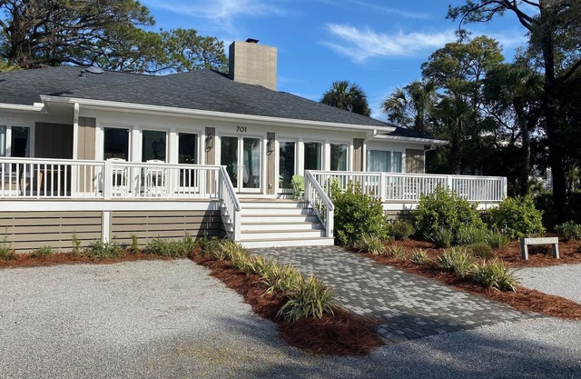 Southern Charm on Fripp Island, steps from the beach. Resort Access Included!