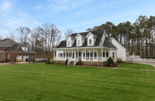 Southern Charm! Theater Room, Hot Tub, Game Space!