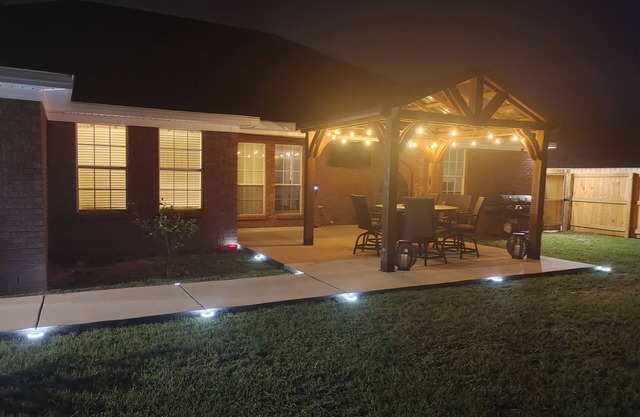 Southern Charm w/Fireplace- 3BR/2BA Home Near Mobile