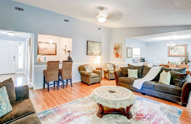 Southern Charming Cottage in Mt. Pleasant!