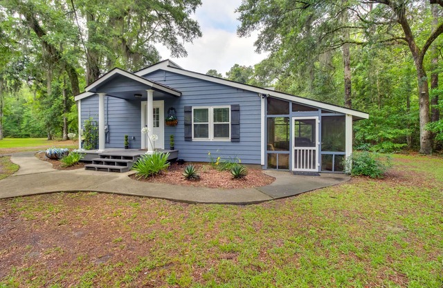 Southern Escape in Guyton: Private Yard & Hot Tub!