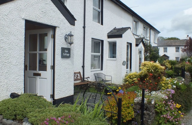 Spa Cottage - a cottage that sleeps 3 guests in 2 bedrooms