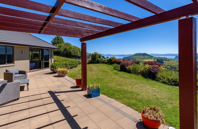 Spa-pool, Lake & Mountain Views - 10 minutes drive to town centre
