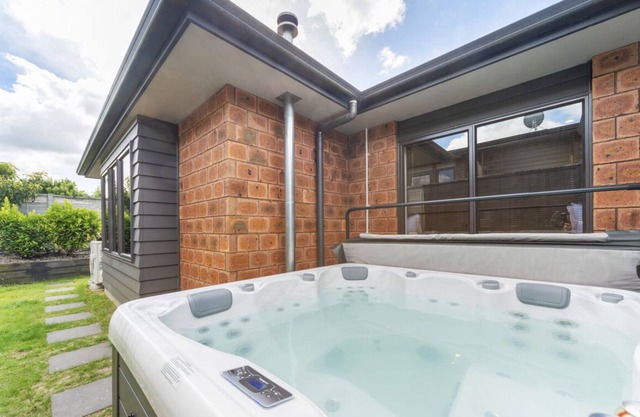 Spa Pool, Pool-table, Foosball, Darts - Lovely Home for up to 8 guests