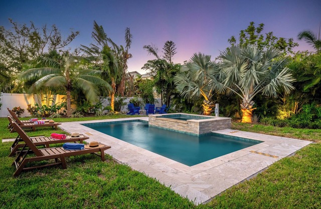 Spa! Saltwater Pool! Fire Pit! Games! 5BR Haven!