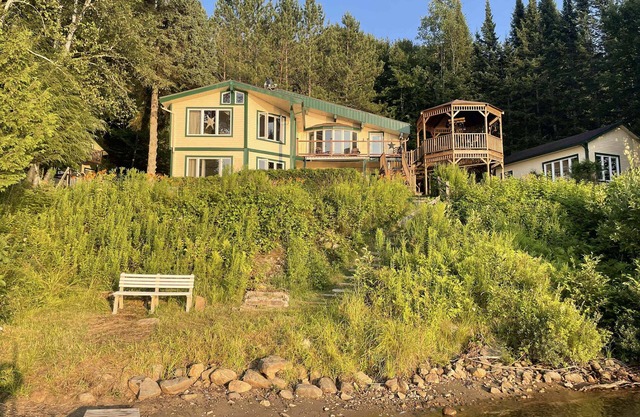 Spa & Waterfront | Chalet le Colibri