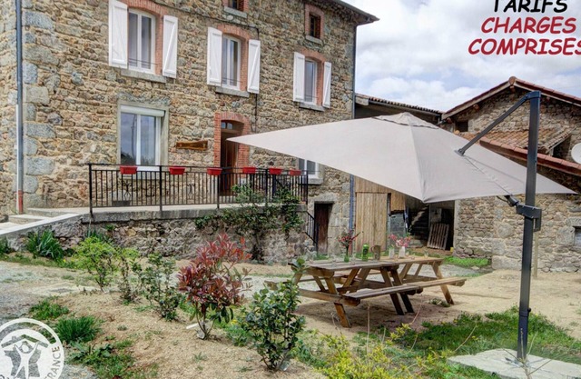 Spacious 6-Bedroom Family Home with Garden, Terrace, and Modern Amenities in Saint-Didier-sur-Rochefort