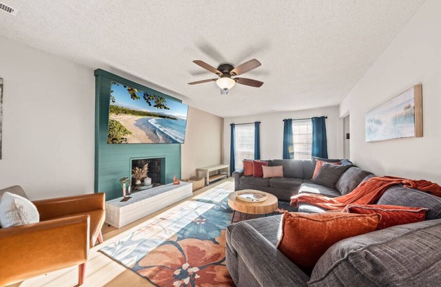 Space for 10+ and Fenced Yard, The Indigo House!