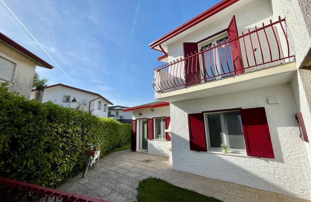 Spacious villa on two floors with corner garden