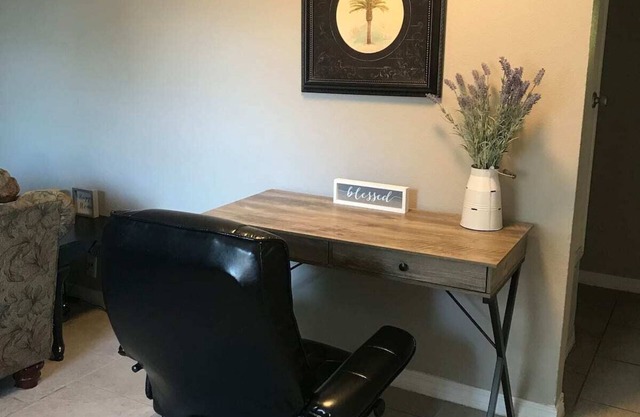 Spacious 1 Bedroom Apt near beach .