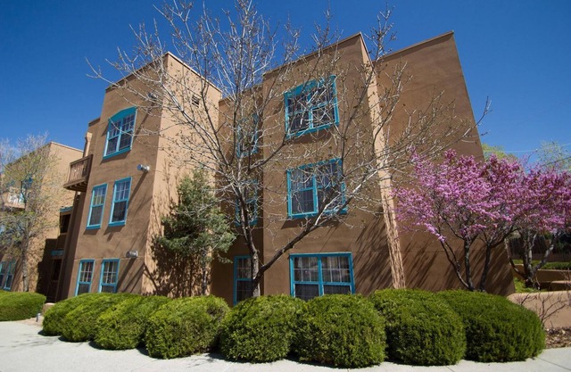 Spacious 1 Bedroom Deluxe Suite w/ Resort Pool ,WiFi & More